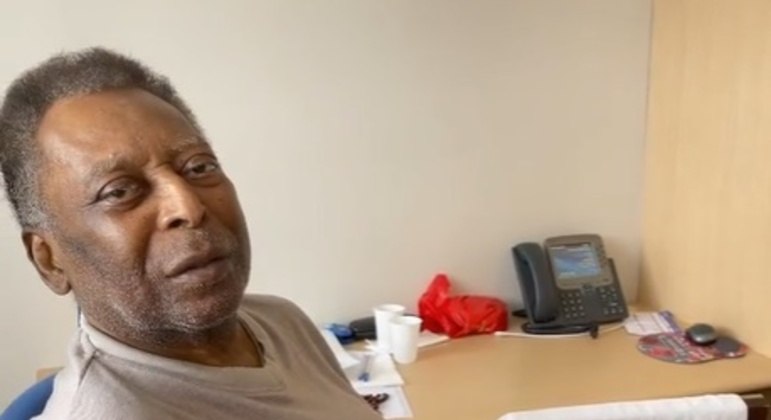 Filha de Pelé publica vídeo do Rei cantando hino do Santos; confira
