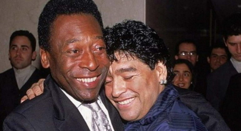Pelé gostava de postar fotos de Diego Maradona no aniversário do argentino