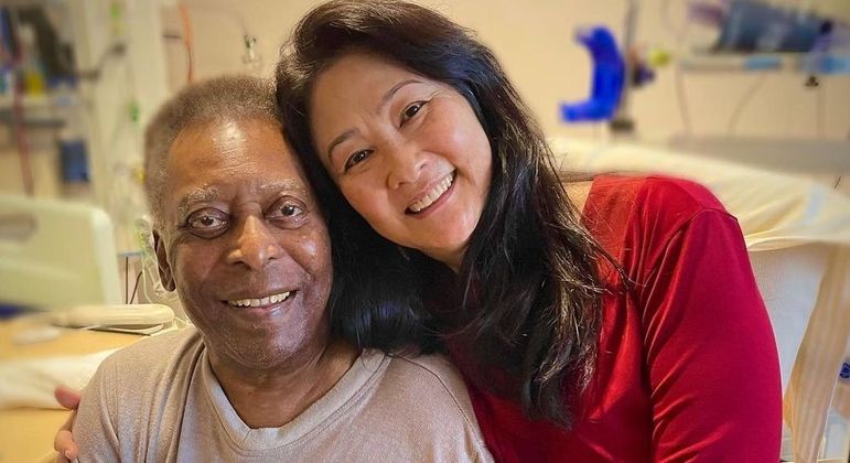 Márcia Aoki ao lado de Pelé durante internação em 2021
