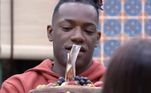 Pelé Milflows foi um dos peões que comemorou mais um ano de vida dentro do confinamento. Na ocasião, o rapper ganhou dos amigos um bolo de aniversário
