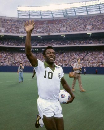 Futebol nos Estados UnidosSe hoje os clubes dos Estados Unidos desfrutam da Major League Soccer, o principal campeonato do país, devem parte do sucesso do futebol a Pelé. O Rei do Futebol defendeu o NY Cosmos entre 1975 e 1977, e cooperou na popularização do esporte por todo o país