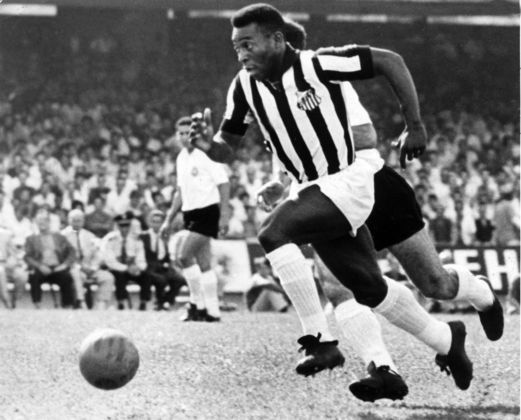 15º - Pelé - 16 gols em 15 jogosRei dofutebol completou mais de mil partidas com a camisa do Santos e marcou 1091gols pelo clube, sendo 16 deles pela Libertadores