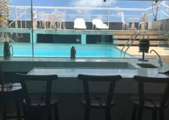 O imóvel, avaliado em R$ 2,5 milhões, tem 315 metros quadrados, quatro quartos, todos suítes, um banheiro social, varanda e um terraço com deque e piscina