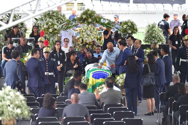 Familiares do ídolo do futebol retornaram ao velório pela manhã