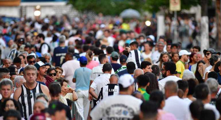 Quase 30 mil pessoas compareceram à Vila Belmiro nas primeiras horas do velório de Pelé