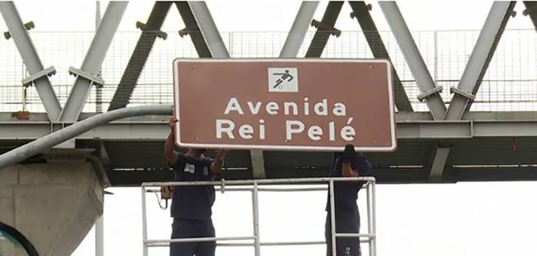Pelé virou nome de mais uma rua, no Rio de Janeiro. Trata-se da Avenida Rei Pelé.  