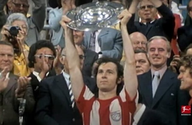 Pelo Bayern de Munique, Beckenbauer ganhou quatro Bundesliga, quatro vezes a Copa da Alemanha, o tricampeonato da Champions, uma Recopa da Europa (1967) e o Mundial de Clubes de 1976. Foto: Reprodução/Youtube Bundesliga