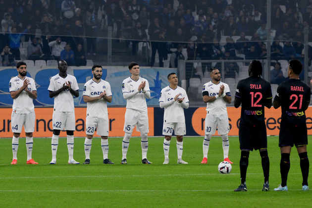 Pelo Campeonato Francês, Olympique de Marselha e Toulouse também prestaram suas homenagens ao Rei, com um minuto de silêncio e uma calorosa salva de palmas. 
