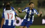 Pelo Campeonato Português, o zagueiro Pepe, brasileiro naturalizado português, foi expulso no empate do Porto com o Sporting por 2 a 2. 