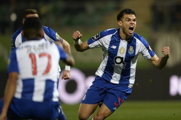 Pelo Campeonato Português, o zagueiro Pepe, brasileiro naturalizado português, foi expulso no empate do Porto com o Sporting por 2 a 2. 