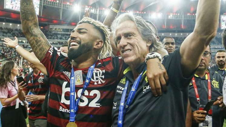 Pelo Flamengo: a primeira versão com dreads, feitos para comemorar os títulos do Campeonato Brasileiro e da Libertadores de 2019.