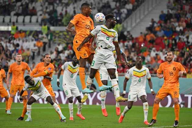  Pelo grupo A, Senegal e Holanda entraram em campo. No dia anterior, pelo mesmo grupo, o Equador já havia vencido o Qatar por 2 a 0. 