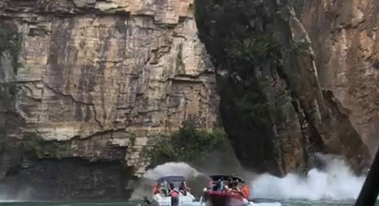 Paredão de rocha se desprende e cai em cima de turistas em Capitólio (MG)
