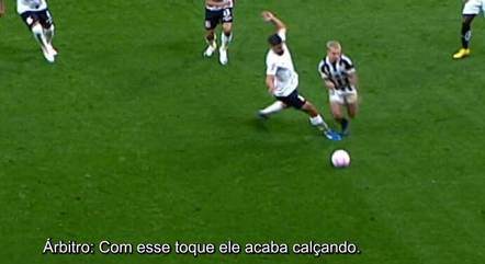 Momento em que Daronco conclui que foi pênalti