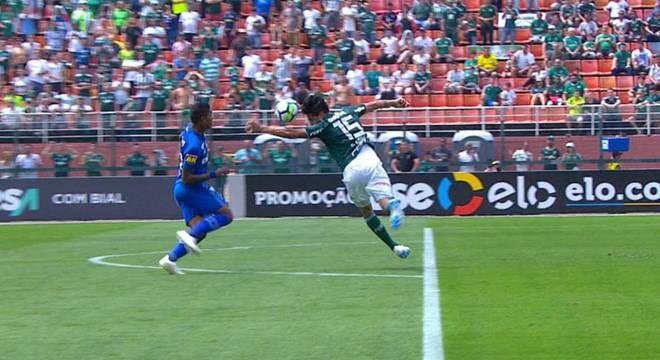 O vergonhoso pênalti que quase estraga o jogo. Falha primária da arbitragem