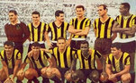 Peñarol-URU – 1960 e 1961Em 1960, o Peñarol conquistou a primeira Libertadores jogando contra o Olimpia-PAR. Os uruguaios venceram o primeiro jogo por 1 a 0 e empataram o segundo por 1 a 1. Em 1961, o Palmeiras foi a vítima do time aurinegro. Na ocasião, o Peñarol venceu a primeira partida também por 1 a 0 e empatou a segunda por 1 a 1, conquistando o bicampeonato consecutivo nas duas primeiras edições da competição