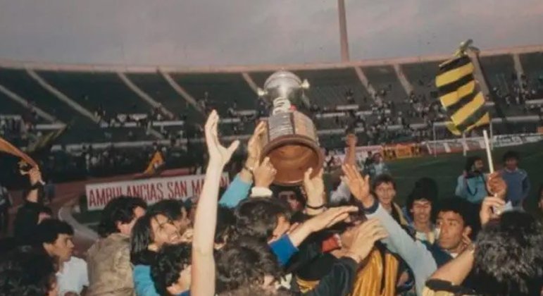 Peñarol - URU (cinco títulos): 1960, 1961, 1966, 1982 e 1987 (foto)