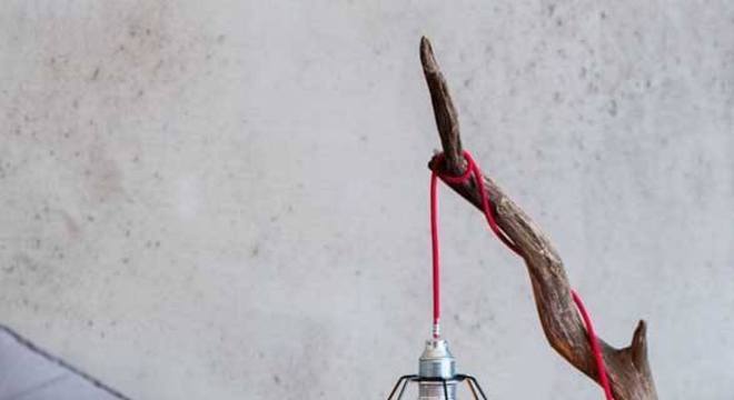 Pendente aramado ao lado da cama