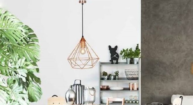 Pendente aramado em formato de diamante fixado na sala de jantar