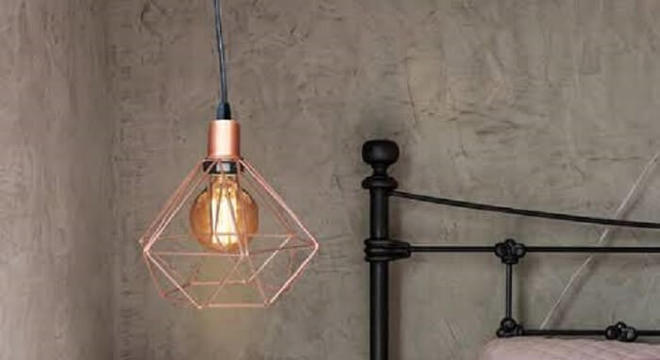 Pendente aramado fixado acima do criado mudo