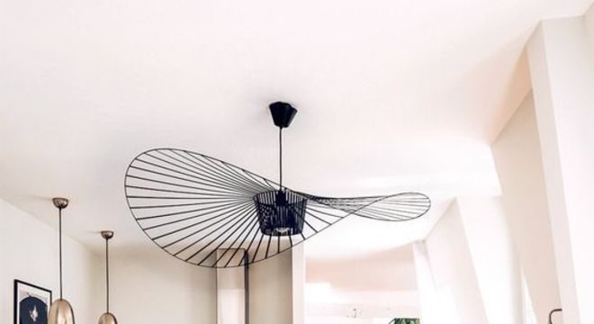 Pendente aramado preto na cozinha