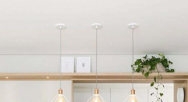 Pendente branco trio na mesa de jantar