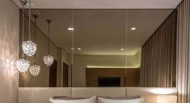 pendente de cristal para quarto com parede espelhada