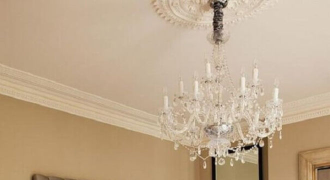 pendente de cristal para quarto de casal com cabeceira capitonê