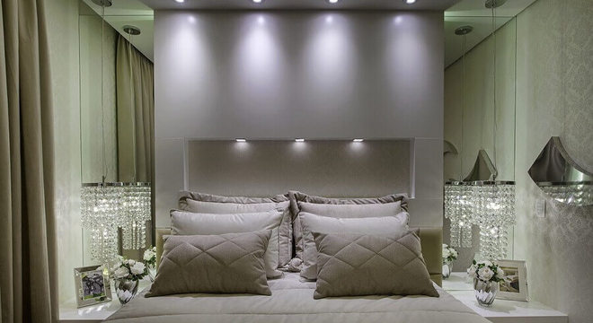 pendente de cristal para quarto de casal todo branco com parede espelhada 