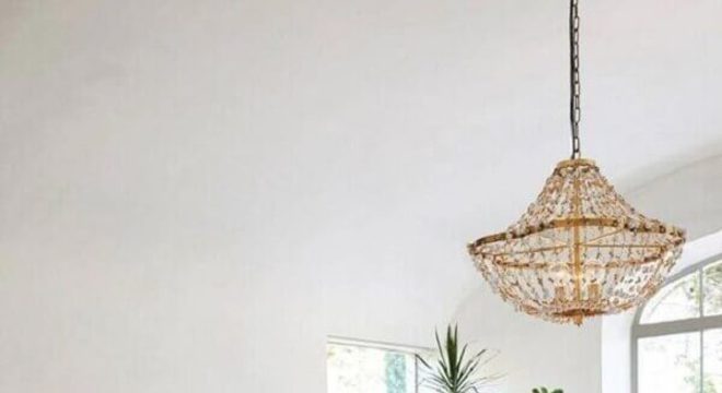 pendente para quarto de casal decorado com cama de madeira e vasos de plantas