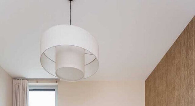 pendente para quarto decorado em tons neutros 