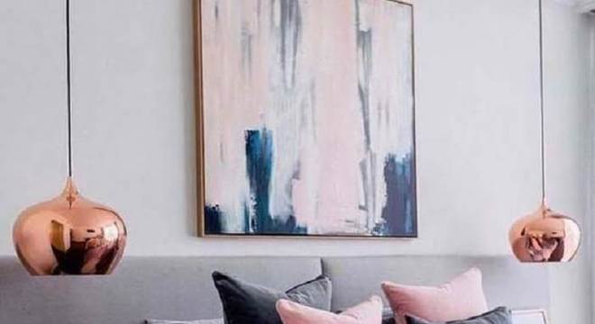 Pendentes fixados ao lado da cama