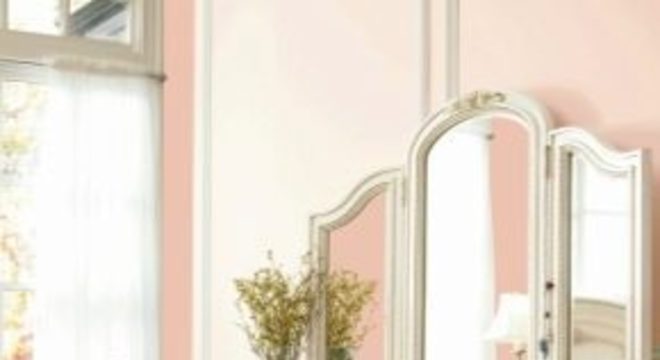 Penteadeira de madeira para quarto infantil