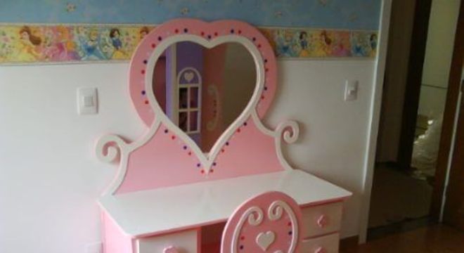 Penteadeira infantil em formato de coração