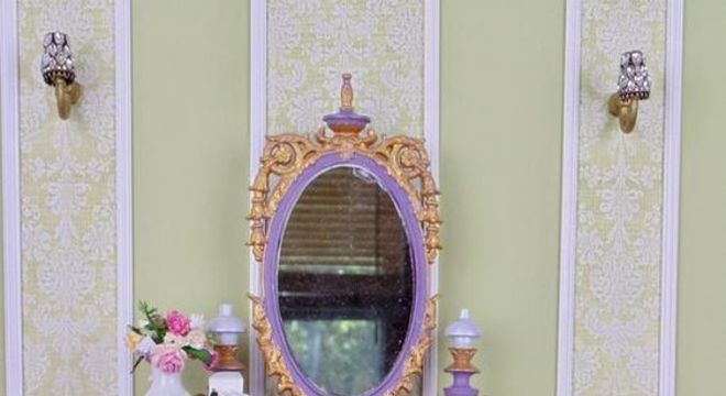 Penteadeira infantil roxa e dourada