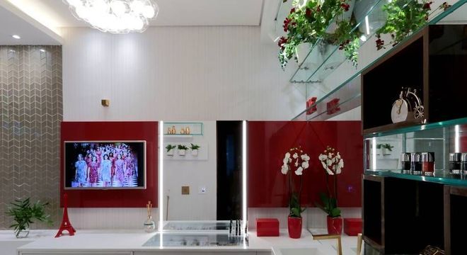 penteadeiras modernas - banheiro branco com penteadeira e painel vermelho