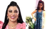 Olhe que simpática a pequena Jenny Miranda! Com um vestido azul e xuxinha no cabelo, a peoa posou para a clássica foto que muitos adultos guardam de recordação: ao lado das plantinhas e com a mão na cintura. Um amor, né? 