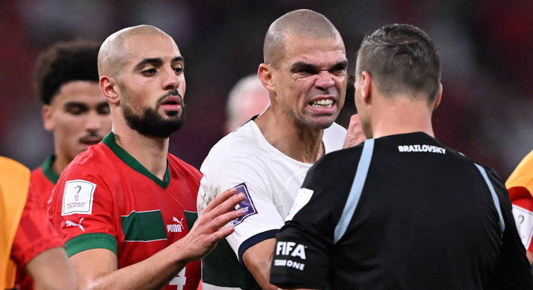 Pepe discute com o árbitro Facundo Tello na eliminação de Portugal para o Marrocos