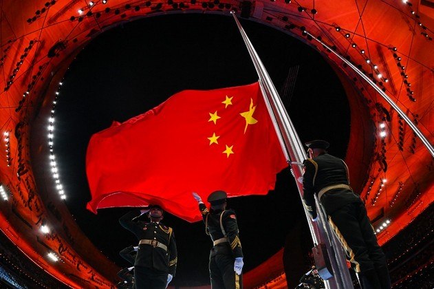 Antes dos desfiles dos países participantes, todos ficaram de pé no estádio para a execução do Hino Nacional da China