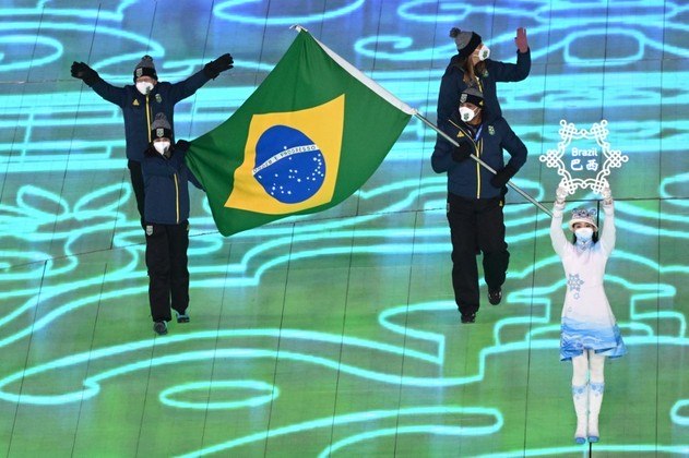 Jaqueline Mourão e Edson Bindilatti são os porta-bandeiras do Brasil! O atleta detém o recorde nacional de participações em Jogos de Inverno, com quatro Olimpíadas no currículo. Já Jaqueline chega a oito Olimpíadas na carreira, entre Jogos de Inverno e de Verão