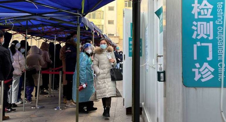Pessoas fazem fila para fazer testes de Covid-19 em Pequim
