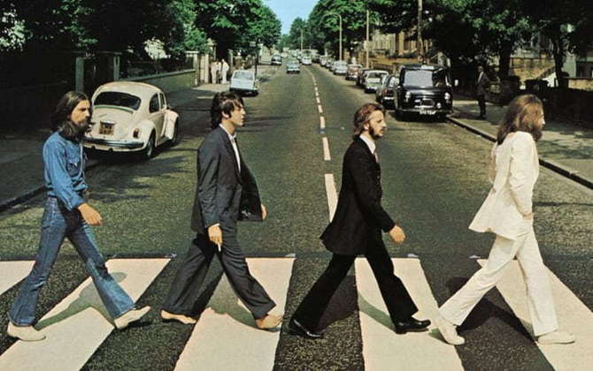 Pergunta número 7: Os Beatles foram os primeiros em muitas coisas e puxaram a fila de outros músicos. Você sabe em qual situação?