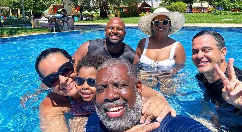 Péricles se diverte com família após susto com assalto