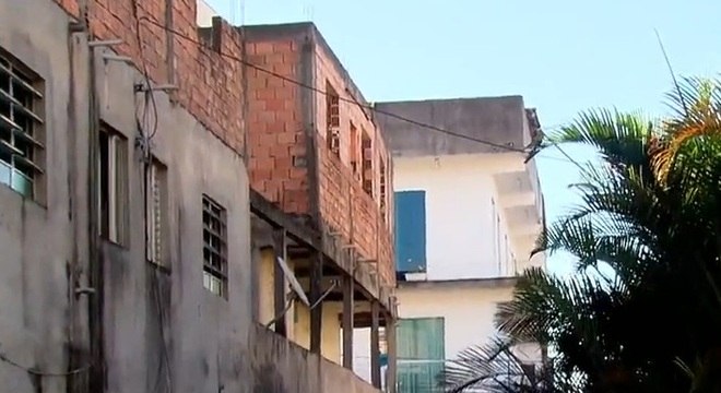 Casas de dois andares da periferia sofrem com desabastecimento de água