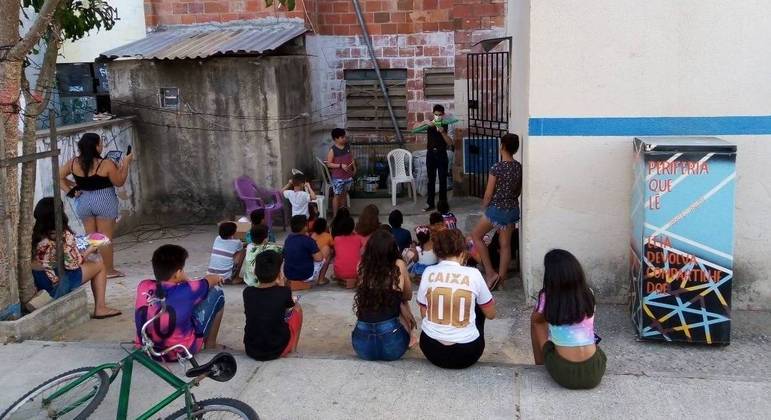 Crianças e adolescentes acompanham momento de leitura do Periferia que Lê