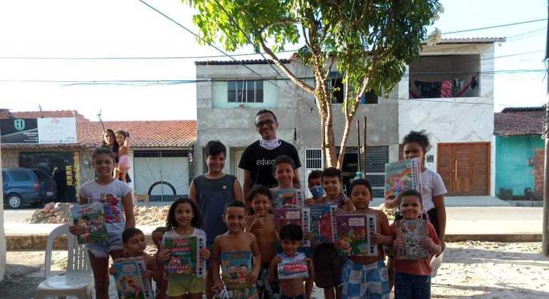 Marcos Sá, do Periferia que Lê, com as crianças da comunidade Bom Jardim, no Ceará
