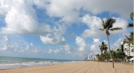 Praia de Boa Viagem, em Recife (PE), neste domingo (21)