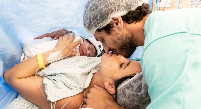 Pérola Faria e Mário Bregieira com o primeiro filho do casal, Joaquim