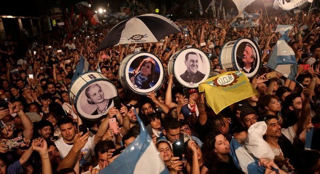 Peronistas comemoram a vitória de Alberto Fernández e Cristina Kirchner: chapa venceu no primeiro turno