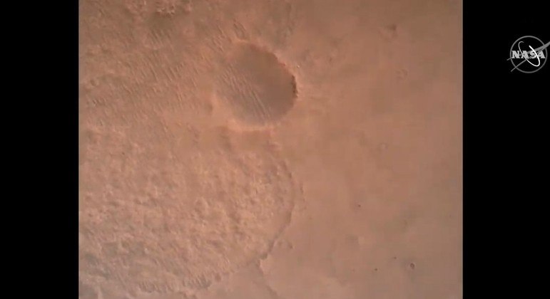 Imagem feita pela Perseverance mostra o solo marciano durante o pouso na quinta-feira
